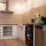 Luxury New Apartment 10 Min Walk To The Beach