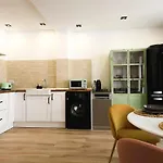 Luxury New Apartment 10 Min Walk To The Beach