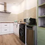 Luxury New Apartment 10 Min Walk To The Beach